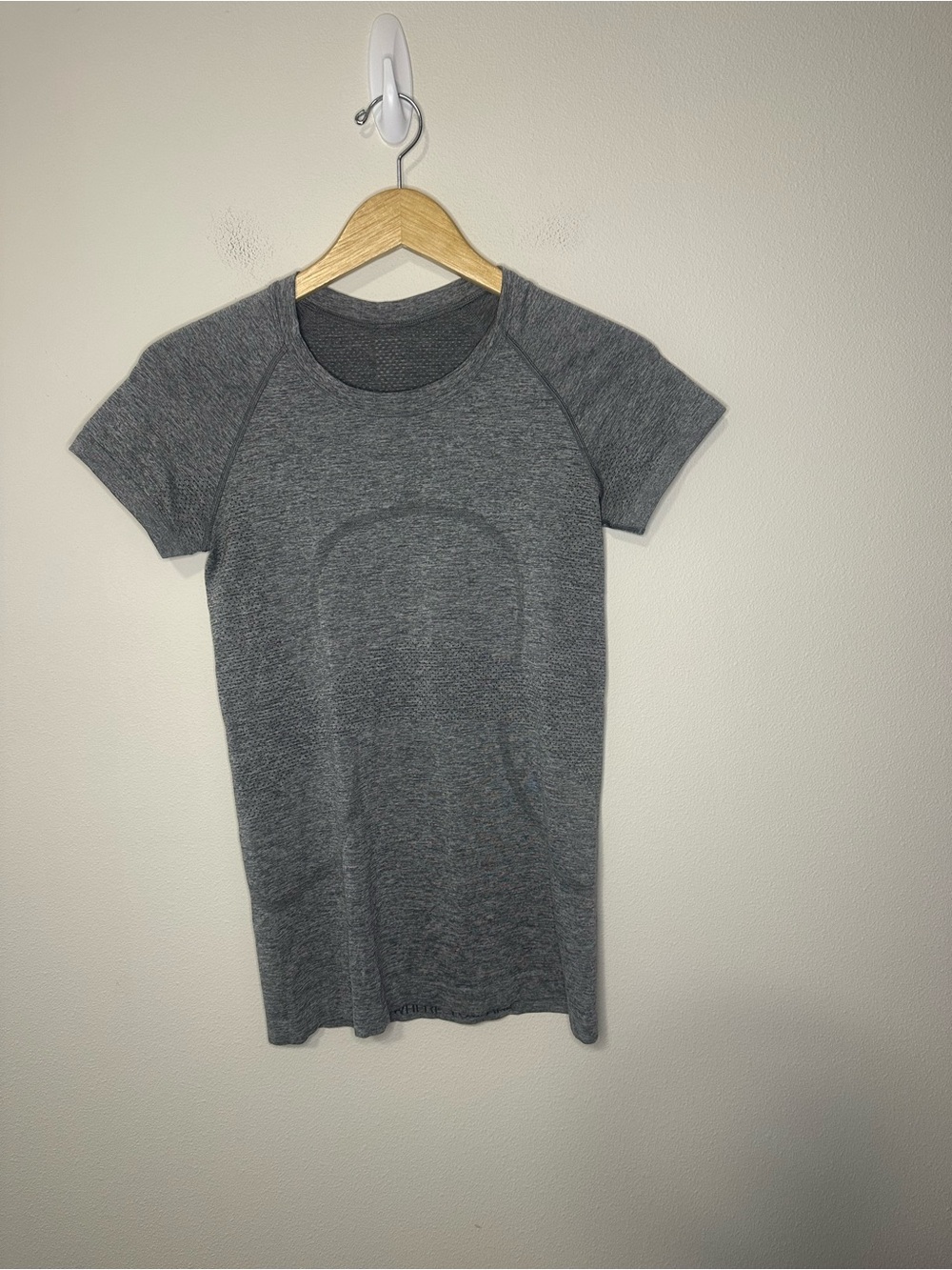 Lululemon Swiftly Tech Short Sleeve 2.0
Slate White gray W3DFNS size 6 - Picture 2 of 6